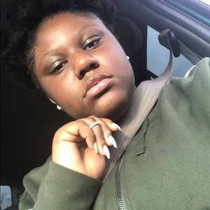 Meet your Posher, Mia